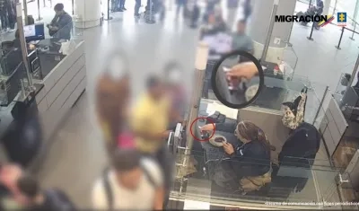 La funcionaria Leidy Marcela Quinche Cante, momento en que recibía dinero.