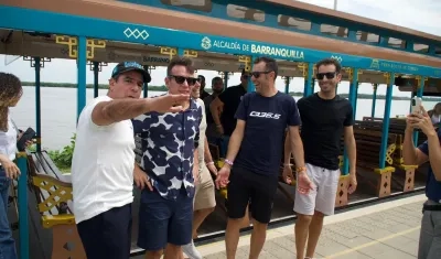 Alcalde Alejandro Char junto a Rigoberto Urán en las playas de Puerto Mocho.