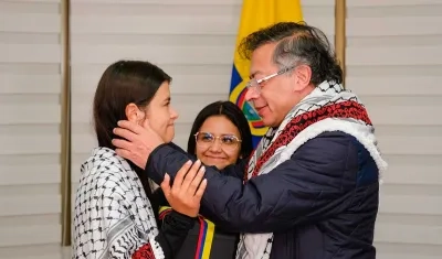 Gustavo Petro dialoga con Manuela Bedoya, colombiana retenida por Israel. 