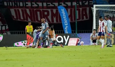 Harold Santiago Mosquera celebrando el segundo gol de Santa Fe.