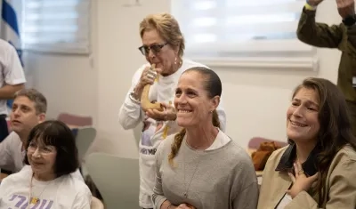 Familiares siguen por televisión la liberación de los rehenes. 