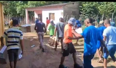 Jóvenes se llevan el material electoral de Arjona