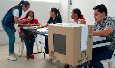 Jurados de votación en el puesto ubicado en la Institución Universitaria de Barranquilla.