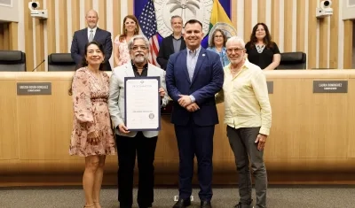 La poeta y periodista Claudia Rosenow, el escritor Jaime Cabrera González, el comisionado Alex Fernández y el gestor cultural Ray Breslin. Detrás, el alcalde Steven Meiner y los comisionados.