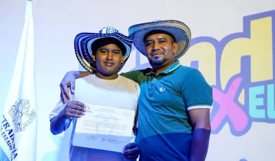 Jhon Andri Ortiz y su papá, Jhon, en la entrega de credenciales para los Consejos de Juventud.