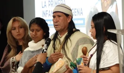 Líderes indígenas recibiendo el informe de la Contraloría