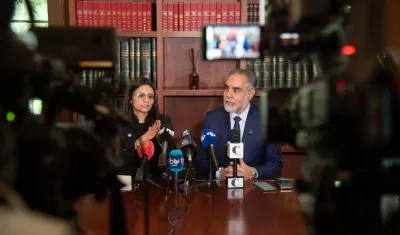 La directora del Dapre, Angie Rodríguez, y el ministro del Interior, Armando Benedetti.