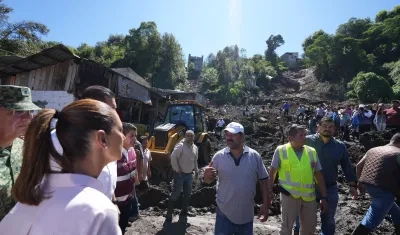 La presidenta visitando zonas afectadas
