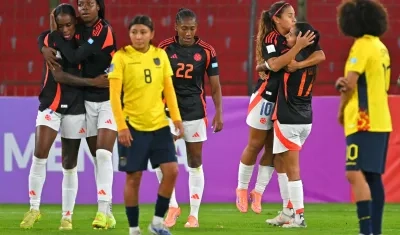 Leicy Santos celebrando su anotación.