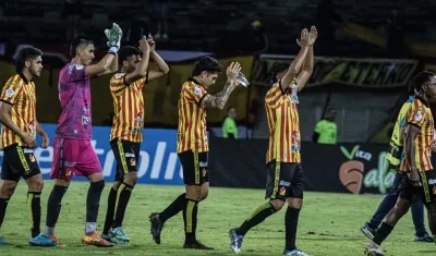 Los juveniles del Deportivo Pereira tras el partido que perdieron 5–1 contra Águilas Doradas. 