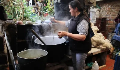 Luz María Rodríguez trabaja en el proceso de teñir lana con tinta extraída de hojas de coca 
