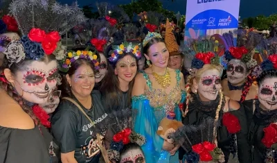 La Reina del Carnaval 2026 Michelle Char y  la primera dama, Katia Nule junto a catrinas. 