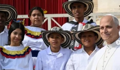 Niños cantores de vallenato con el Papa León XIV. 