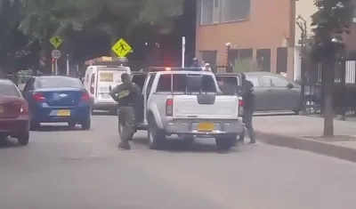 Momentos en que los militares heridos eran trasladados en una camioneta a un hospital. 