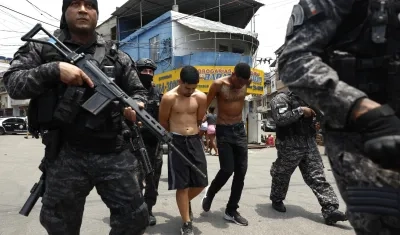 Varios detenidos durante el operativo de este martes en Río de Janeiro. 