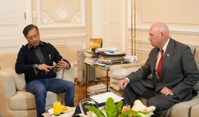 El Presidente Gustavo Petro y el jefe de Misión y encargado de Negocios de la Embajada de EE.UU. en Bogotá, John T. McNamara.