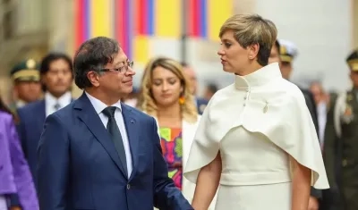 Gustavo Petro y Verónica Alcocer durante la posesión presidencial.