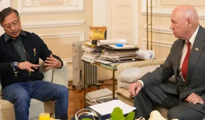 El Presidente Gustavo Petro y el jefe de Misión y encargado de Negocios de la Embajada de EE.UU. en Bogotá, John T. McNamara.