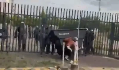 Policía afuera de la Universidad del Atlántico.