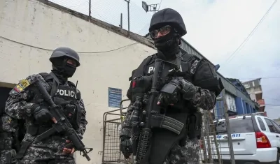 Policía ecuatoriana en la calle. 