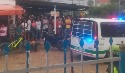 La Policía y personas aglomeradas en frente del lugar de los hechos. 