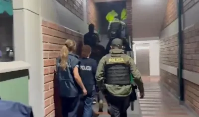 Policías realizando los operativos de capturas. 