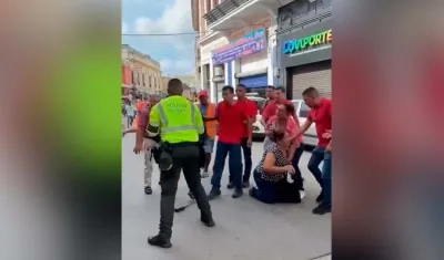 Momento en que se registró el hecho en el centro de Barranquilla. 