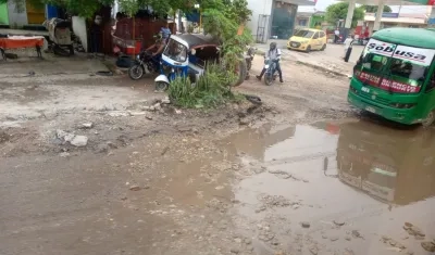 Vía en mal estado en carril norte -sur de la prolongación de Murillo, frente al centro comercial Nuestro Atlántico. 