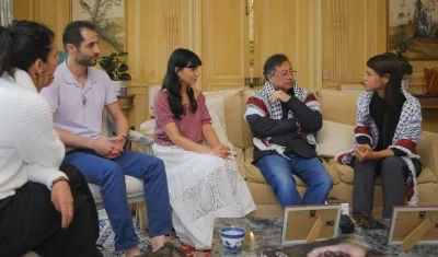 Reunión de Petro y con las colombianas Luna Barreto y Manuela Bedoya.