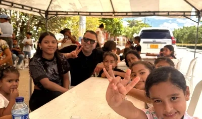 El diputado Harry Canedo junto a los beneficiarios en Santo Tomás.