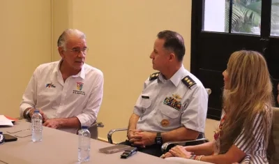 Gobernador Verano junto a directivo de Satena y Ana María Aljure, gerente de Ciudad de Barranquilla.