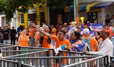 Seguidores de Danilo Hernández a las afueras de la Gobernación del Atlántico.