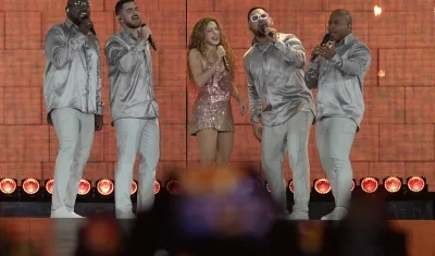 Shakira junto al Grupo Niche.