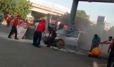 Incendio de un vehículo en una estación de servicios.
