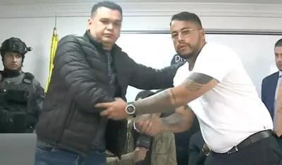 Digno Palomino y Jorge Eliécer Collazos tras firmar la prórroga de la tregua en la Cárcel La Picota, en Bogotá. 