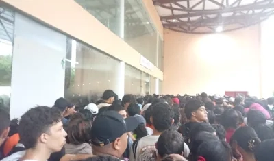 Aglomeración durante las votaciones en Uniatlántico.