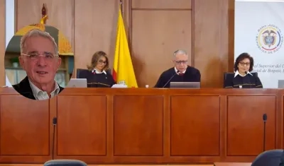 El expresidente Uribe y los magistrados del Tribunal que leyeron el fallo.