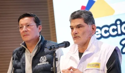 El Procurador acompañado del Registrador