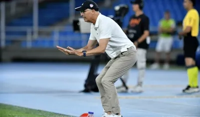 El técnico del Junior, Alfredo Arias, durante el partido contra América. 