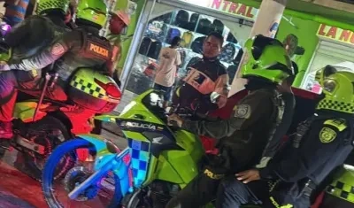 Policía atendiendo atentado en negocio de Sabanagrande. 