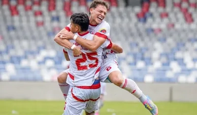 Daniel Socarrás celebra con Santiago Castro el gol de la victoria de Atlántico.