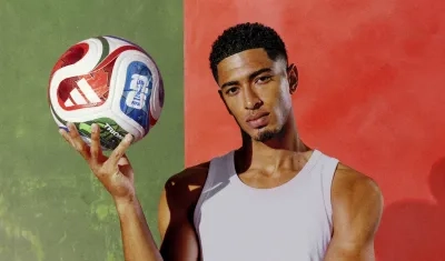 El inglés Jude Bellingham exhibe el Trionda.