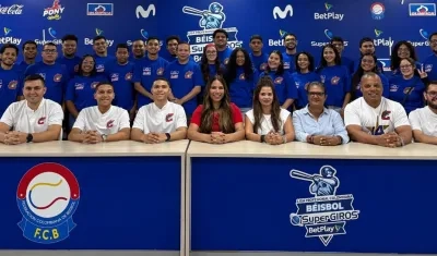 Los voluntarios escogidos con los encargados de las diferentes áreas de la organización Caimanes. 