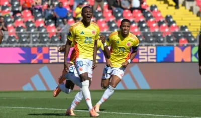El juniorista Joel Canchimbo, autor del primer gol contra Sudáfrica, festeja con Kéner González. 