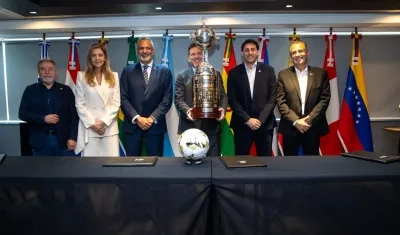 Alejandro Domínguez, presidente de la Conmebol, con el trofeo y los presidentes de los clubes semifinalistas.