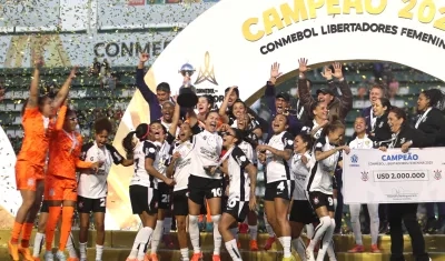 Jugadoras del Corinthians tras coronarse campeonas de la Copa Libertadores femenina. 
