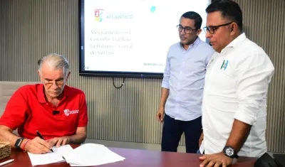 Gobernador Eduardo Verano en la firma del proyecto. 