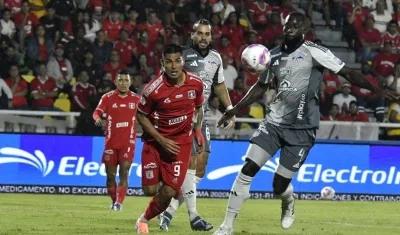 José Cuenú, de flojo partido, se apresta a rechazar ante la presión de Luis Ramos. 