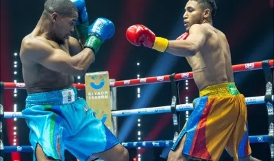 El colombiano Carlos Utria durante su combate con el sudafricano Ntethelelo Nkosi.