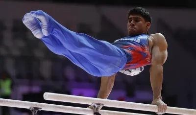 Ángel Barajas durante el Mundial de barras paralelas en Yakarta, Indonesia.
